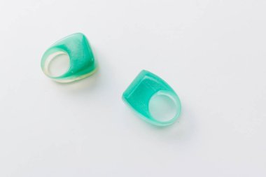 gri arka plan üzerinde modern tarzda plastik halkalar