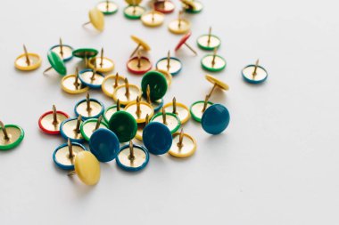 beyaz arka plan üzerinde renkli kağıt pimleri yığını, düz yatıyordu