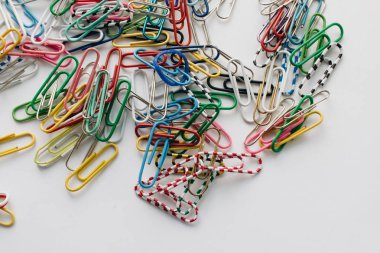 Beyaz arka planda, düz renkli ataç yığını lay