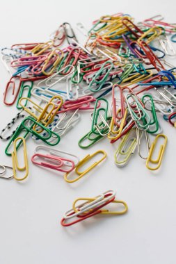 Beyaz arka planda, düz renkli ataç yığını lay