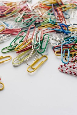 Beyaz arka planda, düz renkli ataç yığını lay