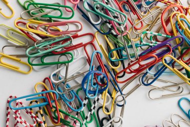 Beyaz arka planda, düz renkli ataç yığını lay