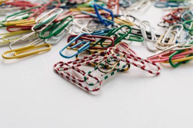 Beyaz arka planda, düz renkli ataç yığını lay