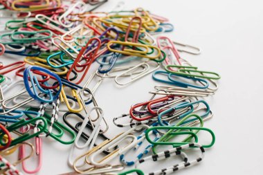 Beyaz arka planda, düz renkli ataç yığını lay