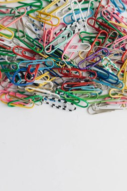 Beyaz arka planda, düz renkli ataç yığını lay