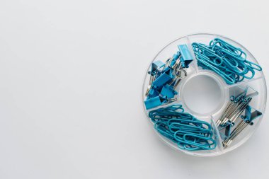 mavi arka planda Ajanda mavi kağıt klipleri yığını