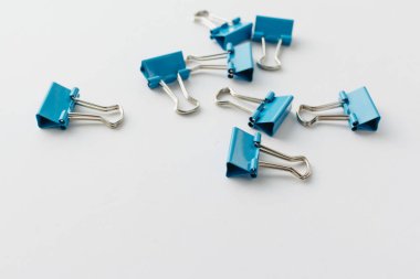 mavi arka planda mavi kağıt klipleri yığını