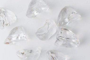 Beyaz arka planda dağınık kristaller, güzel taşlar