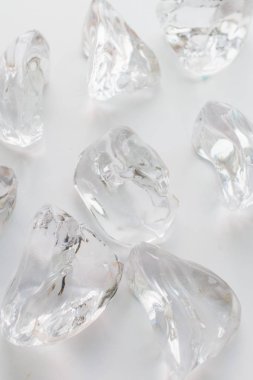 Beyaz arka planda dağınık kristaller, güzel taşlar