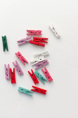 dağınık giysi beyaz arka plan üzerinde izole mandal yığını