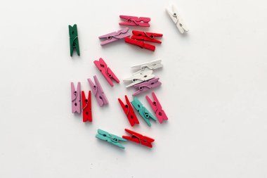 dağınık giysi beyaz arka plan üzerinde izole mandal yığını