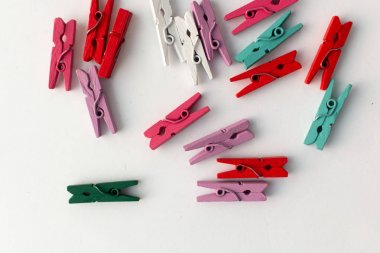 dağınık giysi beyaz arka plan üzerinde izole mandal yığını