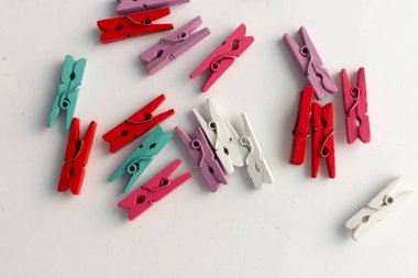 dağınık giysi beyaz arka plan üzerinde izole mandal yığını