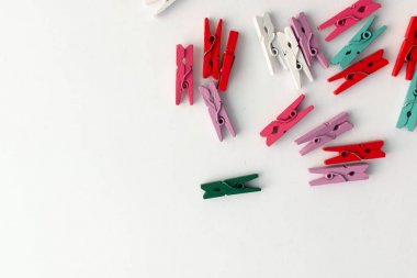 dağınık giysi beyaz arka plan üzerinde izole mandal yığını