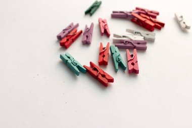 dağınık giysi beyaz arka plan üzerinde izole mandal yığını