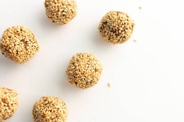 Beyaz arka planda fındık ve susam ile sağlıklı ev yapımı kurabiye