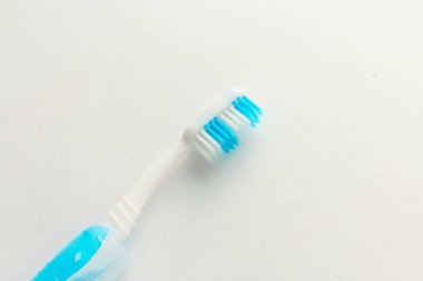 mavi yeni diş fırçası OB beyaz arka plan