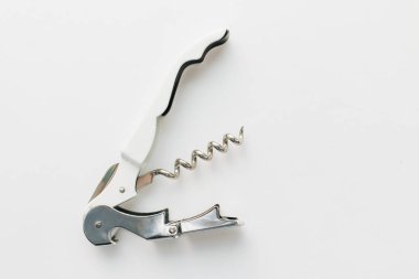 beyaz zemin üzerine metal tirbuşon