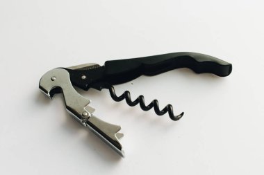 beyaz zemin üzerine metal tirbuşon