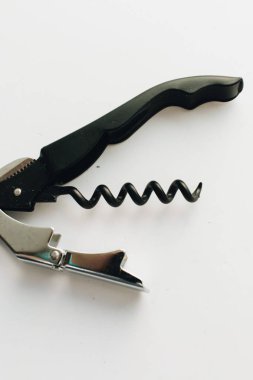 beyaz zemin üzerine metal tirbuşon