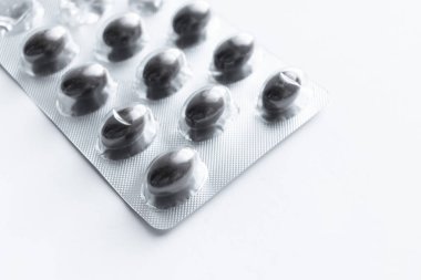 beyaz zemin üzerine hap ile blister