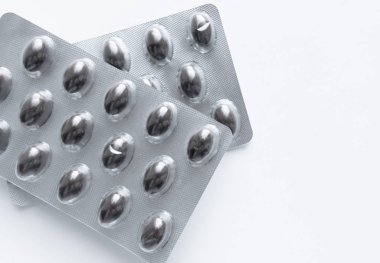 Beyaz arka planda hapları ile blisterler