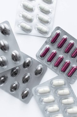 Beyaz arka planda hapları ile blisterler