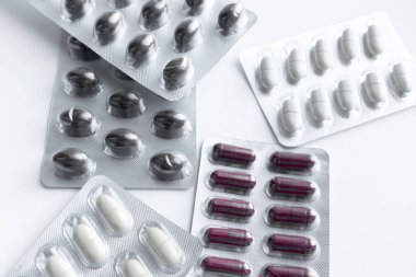Beyaz arka planda hapları ile blisterler