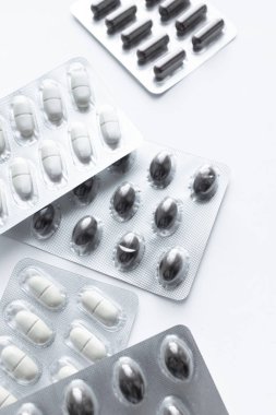 Beyaz arka planda hapları ile blisterler