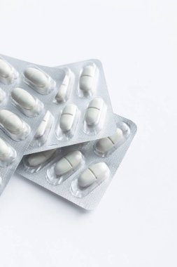 Beyaz arka planda hapları ile blisterler