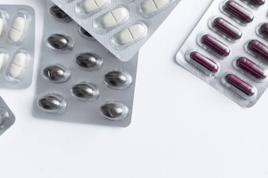Beyaz arka planda hapları ile blisterler