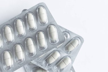 Beyaz arka planda hapları ile blisterler