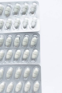 Beyaz arka planda hapları ile blisterler