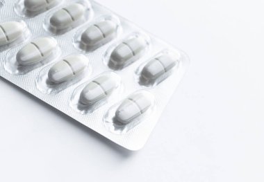 beyaz zemin üzerine hap ile blister
