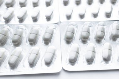 Beyaz arka planda hapları ile blisterler