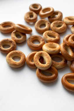 Beyaz arka plan üzerinde izole gevrek cracknels yığını