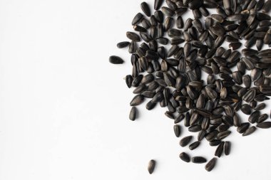 Ayçekirdeği beyaz zemin üzerine yığını