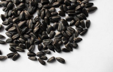 Ayçekirdeği beyaz zemin üzerine yığını