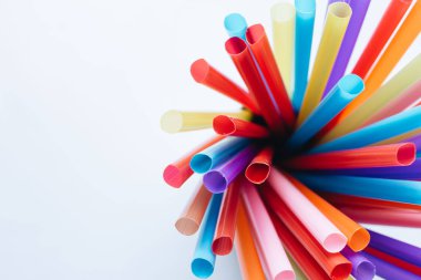 Beyaz arka plan üzerinde renkli kokteyl çöp yığını