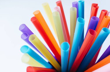 Beyaz arka plan üzerinde renkli kokteyl çöp yığını