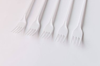beyaz plastik çatal set beyaz arka planda düz yatıyordu