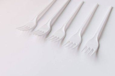 beyaz plastik çatal set beyaz arka planda düz yatıyordu