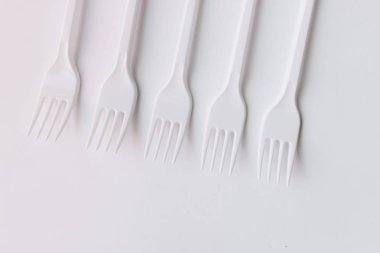 beyaz plastik çatal set beyaz arka planda düz yatıyordu