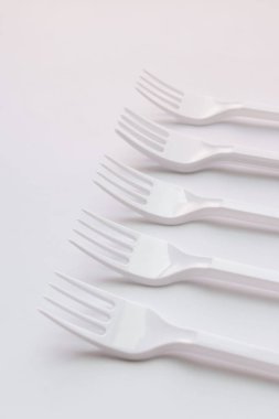 beyaz plastik çatal set beyaz arka planda düz yatıyordu