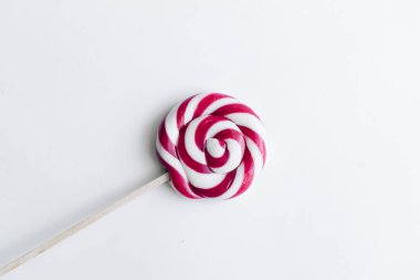 Beyaz arka planda tatlı pembe lolipop