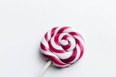 Beyaz arka planda tatlı pembe lolipop