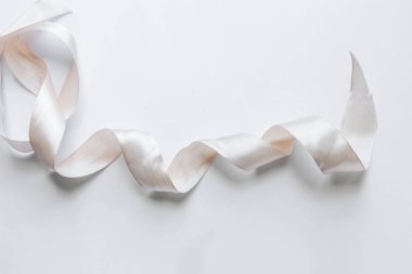 beyaz arkaplanda hafif kurdele dekorasyonu