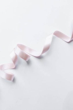 Beyaz arka planda açık pembe şerit dekorasyon