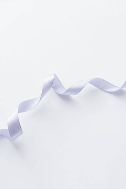 beyaz arka plan üzerinde açık mor kurdele dekorasyon