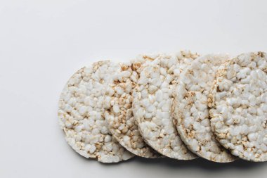  Beyaz arka planda gevrek, sağlıklı yiyecekler.